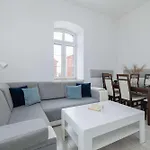 Apartamento Rodzinny O Funkcjonalnym Wnetrzu 700 M Od Stacji Kolejowej By Renters