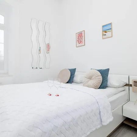 Rodzinny O Funkcjonalnym Wnetrzu 700 M Od Stacji Kolejowej By Renters