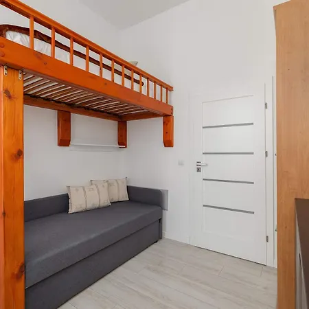 Rodzinny O Funkcjonalnym Wnetrzu 700 M Od Stacji Kolejowej By Renters *