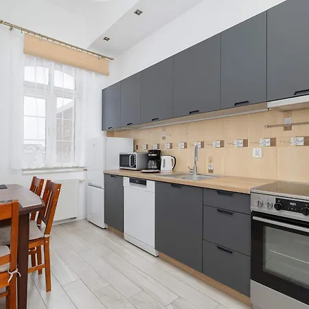 Rodzinny O Funkcjonalnym Wnetrzu 700 M Od Stacji Kolejowej By Renters