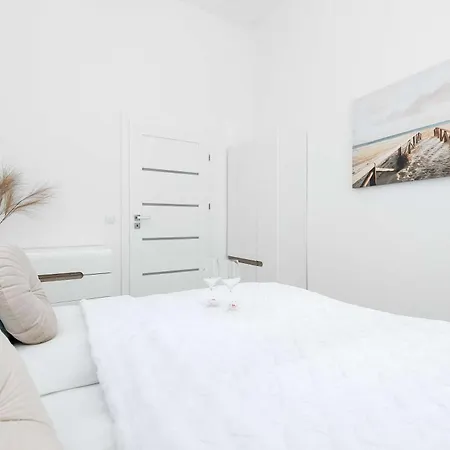 Rodzinny O Funkcjonalnym Wnetrzu 700 M Od Stacji Kolejowej By Renters 코워브제크