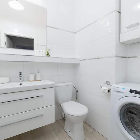 Rodzinny O Funkcjonalnym Wnetrzu 700 M Od Stacji Kolejowej By Renters 아파트 코워브제크