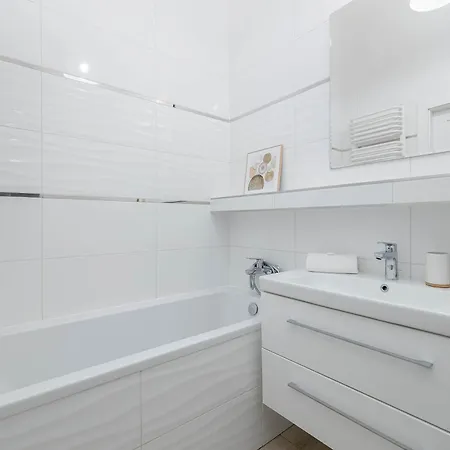 Appartement Rodzinny O Funkcjonalnym Wnetrzu 700 M Od Stacji Kolejowej By Renters Kołobrzeg