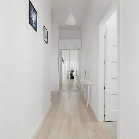 Rodzinny O Funkcjonalnym Wnetrzu 700 M Od Stacji Kolejowej By Renters *