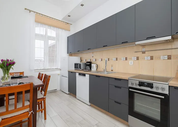 Rodzinny O Funkcjonalnym Wnetrzu 700 M Od Stacji Kolejowej By Renters